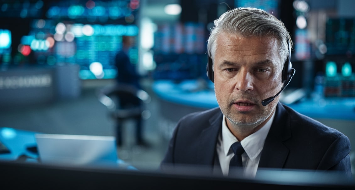 Customer support specialist in a control center, providing IT consulting services